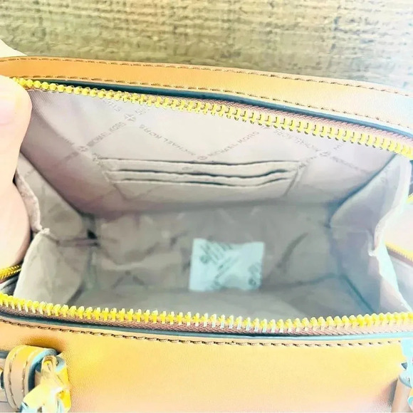 NWT Micheal Kors Medium Jet Set Pebbled Leather Crossbody - Picture 9 of 11